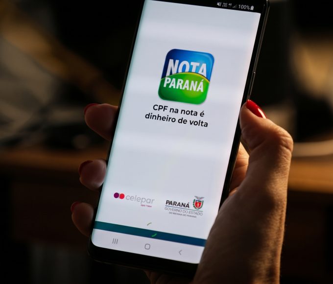 Consumidor consulta aplicativo para verificar prêmios do Nota Paraná que vencem em breve